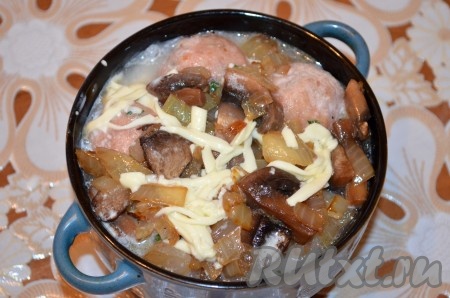 На фрикадельки поместить грибы с луком. Залить сырно-сметанной смесью.
