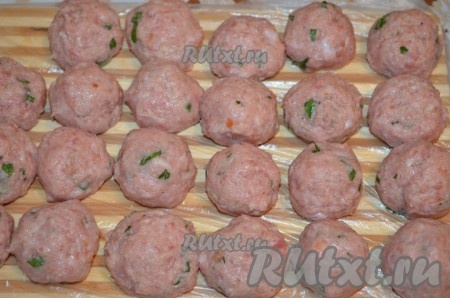 Приготовить из фарша фрикадельки (можно купить готовые).