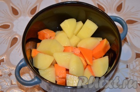 Тыкву перемешать с картошкой. Разложить по горшочкам.