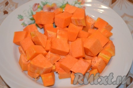 Тыкву почистить и нарезать небольшими кусочками.