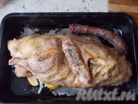 Осторожно перекладываем утку с "начинкой" на форму. &nbsp;
