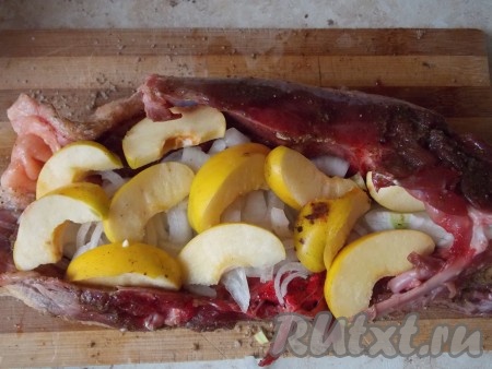 Порезанный лук и остальную айву выкладываем на внутреннюю сторону утки.&nbsp;
