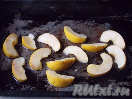 Форму для выпечки смазываем небольшим количеством растительного масла и выкладываем половину порезанной айвы (под форму утки).&nbsp;
