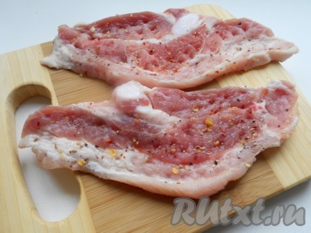Каждый кусок грудинки отбить молоточком. Посолить, поперчить и посыпать специями. Оставить на 30 минут.