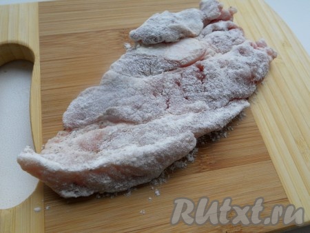 Разогреть сковороду с растительным маслом (буквально 1 столовую ложку). Обвалять куски мяса в муке.
