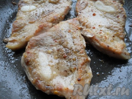 Выложить на сковороду и обжаривать свиную грудинку на небольшом огне, периодически переворачивая около 6-7 минут.
