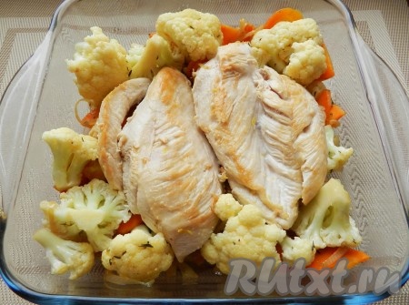 Цветную капусту вымыть, разобрать на соцветия, выложить в кастрюлю и залить водой, поставить на огонь, посолить по вкусу и варить с момента закипания на небольшом огне 4-5 минуты (до полной готовности отваривать не нужно, капуста дойдёт до готовности в духовке). Затем сразу воду слить. В форму для запекания выложить обжаренные морковку и лук, поверх разместить отваренные соцветия цветной капусты, сверху положить куриное филе. Налить 100 миллилитров воды. Поставить форму в духовку, разогретую до 190 градусов, на 15-20 минут.
