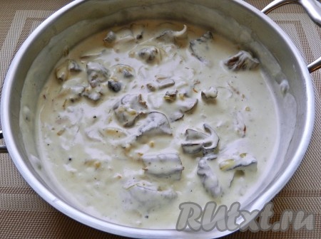 Добавить муку, быстро перемешать, влить грибной бульон. Посолить, поперчить, немного поварить, чтобы бульон стал густым (около 1 минуты). Затем добавить сметану, перемешать, довести до кипения.
