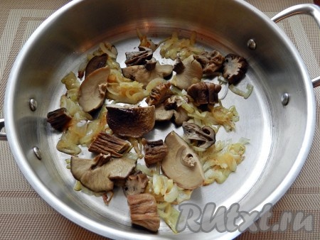 Обжарить вторую луковицу, нарезанную полукольцами. Грибы нарезать кусочками и обжарить вместе с луком.