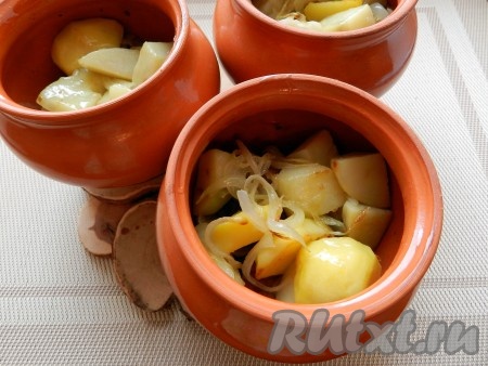 Картофель с луком разложить по горшочкам поверх мяса.