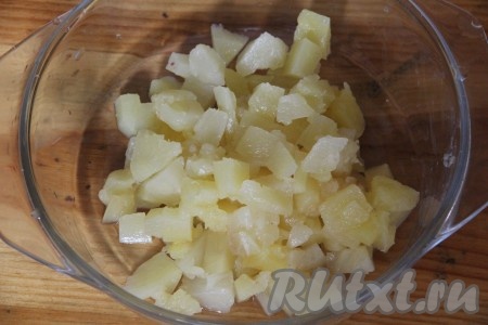 Ананасы нарезать мелкими кубиками.
