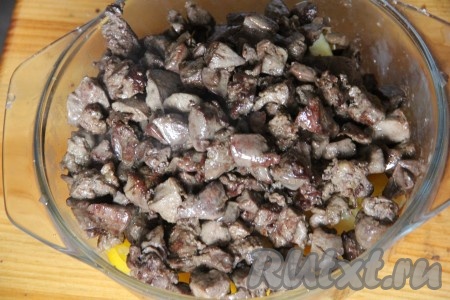 Куриную печень измельчить и обжарить на растительном масле до готовности. Добавить теплую печень в салат к ананасам и перцу.
