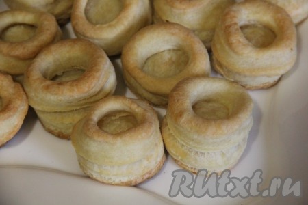 Выпекать волованы в хорошо разогретой духовке 10-15 минут при температуре 160-180 градусов. Затем достать из духовки и полностью остудить.