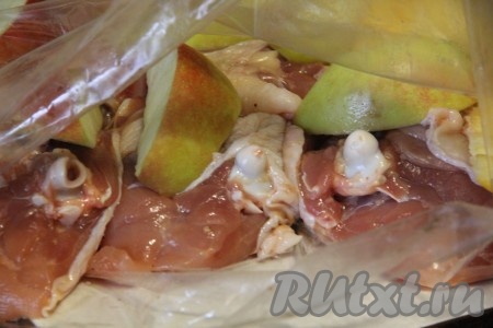 Яблоки помыть, порезать на средние кусочки и выложить под курицу.
