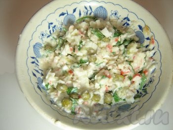 Предлагаем вашему вниманию простой рецепт приготовления помидоров, фаршированных салатом из крабового мяса. Для приготовления фарша не потребуется много времени. Крабовое мясо (крабовые палочки), сваренное и очищенное яйцо, зелень мелко порезать. Яблоко (лучше кислое) очистить от кожуры и натереть на крупной тёрке. Смешать яблоко, яйцо, зелень, крабовое мясо, консервированный зелёный горошек. Полученную смесь посолить, заправить майонезом. Если яблоко недостаточно кислое, можно добавить несколько капель лимона. 