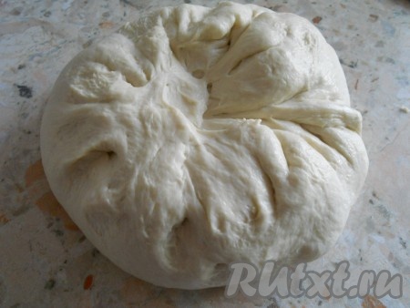 Поднявшееся тесто выложить на стол, присыпанный мукой. Обмять тесто, оно получается очень нежным и мягким.