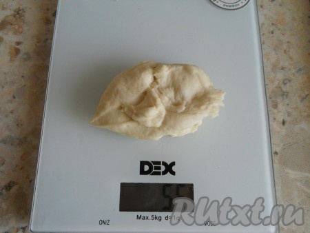Тесто разделить на 18 кусочков (у меня вес каждого кусочка получился 55 грамм).