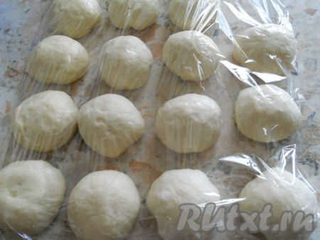 Скатать каждый кусочек в шарик, выложить на поверхность, смазанную немного растительным маслом, накрыть пищевой плёнкой и оставить в тёплом месте на 5-7 минут.
