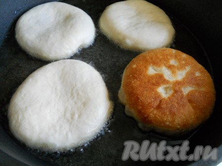 В глубокую сковороду влить достаточное количество растительного масла, хорошо разогреть его. Выкладывать подготовленные беляши швом вниз (масло должно доходить примерно до половины беляшей). Жарить беляши на среднем огне 7 минут, периодически переворачивая: на стороне со швом жарить 2 минуты, на гладкой стороне - ещё 2 минуты, снова на стороне со швом - 2 минуты и на гладкой - ещё 1 минуту.