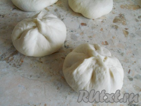 Защипнуть края каждой лепёшки над начинкой, формируя беляши. Немного придавить рукой сверху.