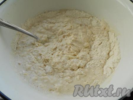 Первым делом замесим дрожжевое тесто для беляшей. Для этого в объёмную миску нужно всыпать 300 грамм муки, добавить соль, сахар, сухие дрожжи, перемешать, влить растопленный не горячий маргарин (или сливочное масло). Добавить тёплую воду (слишком горячую воду нельзя вливать, температура воды должна быть не более 40 градусов). Сначала перемешивать тесто столовой ложкой. Затем начать добавлять частями оставшуюся муку, каждый раз хорошо вмешивая её.