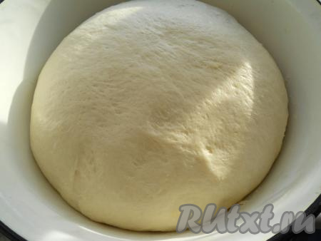 По мере добавления муки продолжить замес теста уже руками. Добавляя муку, учитывайте, что итоговое тесто должно получиться мягким, нежным, не липнущим к рукам. Вымешивать тесто в общей сложности нужно не менее 7 минут. Затем миску с тестом накрыть полотенцем и поставить в тёплое место для подхода на 1 час (тесто хорошо поднимется, увеличившись в объёме в несколько раз). Можно замесить это тесто для беляшей в хлебопечке. Для этого нужно всыпать в ведёрко муку, сахар, соль, дрожжи, добавить растопленный маргарин и влить воду. Выставить режим "Тесто".