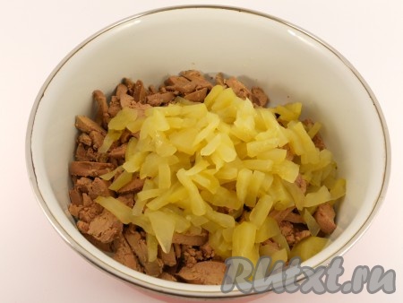 Огурцы очистить от кожуры, нарезать соломкой, добавить в миску с печенью.