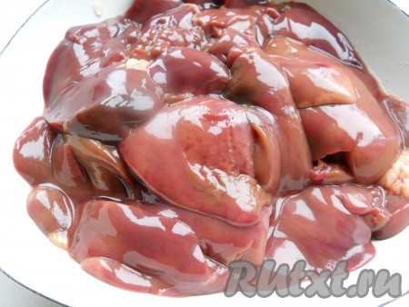 Куриную печень вымыть, переложить в кастрюлю, залить холодной водой, поставить на огонь. После закипания воду немного подсолить и отварить печёнку в течение 15 минут на небольшом огне. Затем достать из воды и остудить.