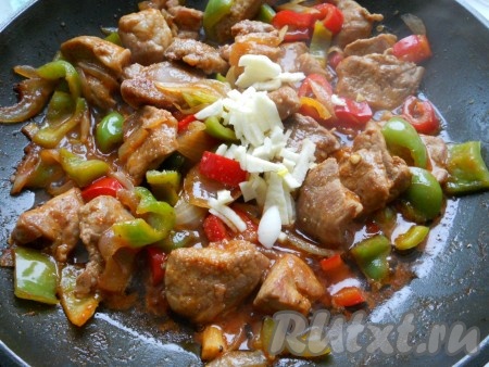 Влить воду и уксус, добавить соль по вкусу, имбирь, красный молотый перец, сахар. Хорошо перемешать и тушить уже на слабом огне 10-15 минут. При необходимости влить еще немного воды. В конце добавить порезанный мелко чеснок, перемешать и выключить газ.