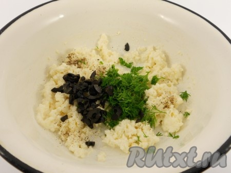 Добавить мелко порезанные петрушку, укроп и оливки. Посыпать черным молотым перцем. Если брынза несоленая, добавить соль по вкусу.
