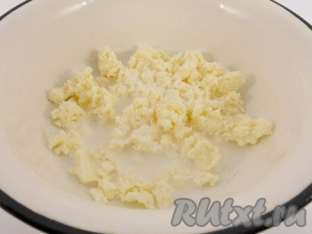 Брынзу размять вилкой, влить сливки, хорошо перемешать.