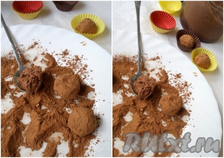 Насыпать в тарелку какао. Загустевшую массу набирать ложкой, затем скатывать руками небольшие шарики, обваливая их в какао со всех сторон. Раскладывать готовые трюфели по бумажным формочкам для конфет.