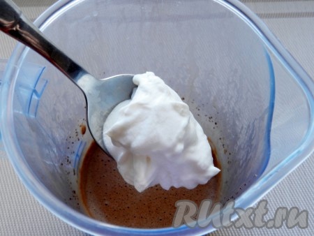 Полученную смесь немного остудить, добавить йогурт и снова взбить миксером.