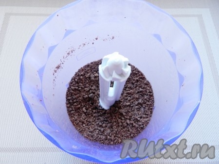 Шоколад поломать на кусочки, поместить в блендер и измельчить в мелкую крошку.&nbsp;