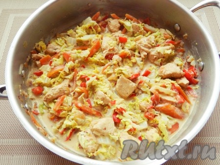 Нежная и вкусная тушеная пекинская капуста с куриной грудкой готова.
