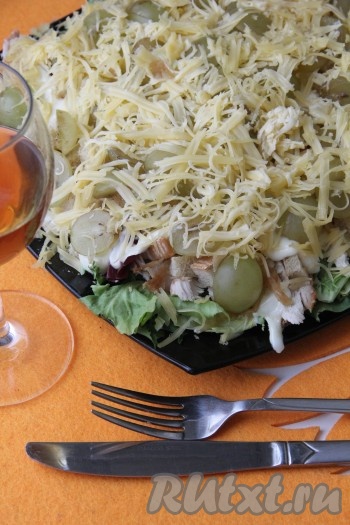 Салат с куриной грудкой и виноградом