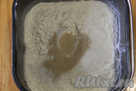 Затем добавляем сухие ингредиенты: просеянную муку, соль, сахар, дрожжи.
