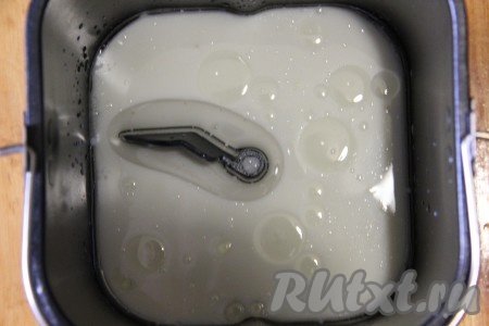 Первыми в хлебопечку отправляем жидкие ингредиенты: вода с молоком, растительное масло.