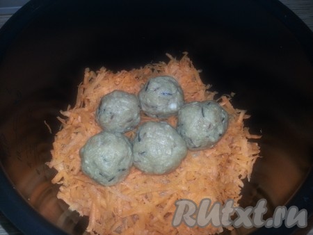 Уложить их в чашу мультиварки, пересыпая каждый слой тертой морковью (сверху должна быть морковь).