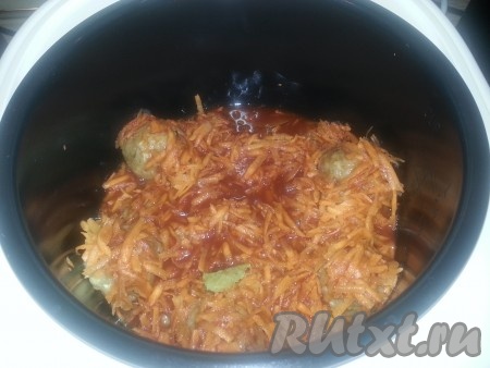 Положить лавровый лист сверху. В кружке смешать кипяток и томатную пасту, залить этой смесью ёжики из фарша. Посолить и готовить на режиме мультиварки «тушение».