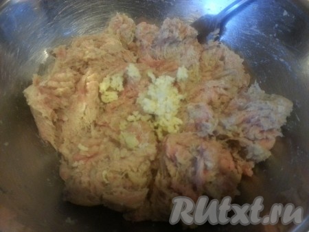 Через блендер пропустить фарш и лук. Перемешать и добавить пропущенный через пресс чеснок, соль, перец, мускатный орех, рис и яйцо. Тщательно все перемешать и сформировать шарики.