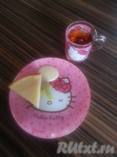 Форму для мультиварки смазать маслом. Выложить творожную смесь в форму и поставить в мультиварку. Включить режим «выпечка», время 1 час. Через указанное время наша творожная запеканка готова. Вынуть форму, накрыть полотенцем и дать остыть. После выложить на тарелку, порезать на порции и... пробовать!
