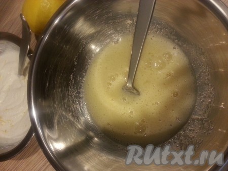 В другой посуде взбить яйца с сахаром и солью. Добавить&nbsp; к основной смеси.
