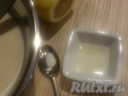 В блюдце выдавить сок лимона, погасить им соду, добавить к нашей массе.
