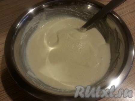 Смешать сметану, кефир, творог и манку. Отставить в сторону.