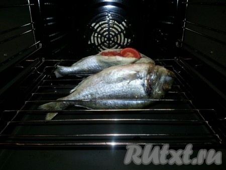 Разогреваем духовку до 180 градусов и отправляем в неё на решётке фаршированную дорадо.
