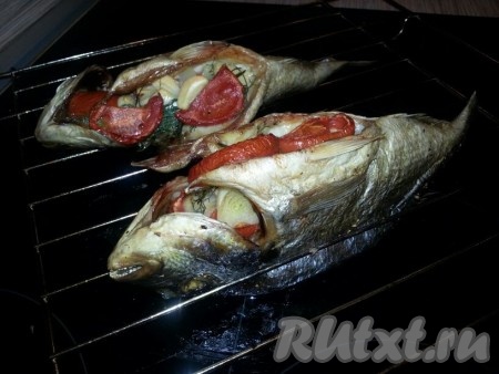 Через 30-40 минут достаём нашу дорадо с помидорами из духовки.