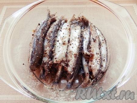 Очищенную мойву натереть полученной смесью, сложить в стеклянную посуду и убрать в холодильник на сутки.