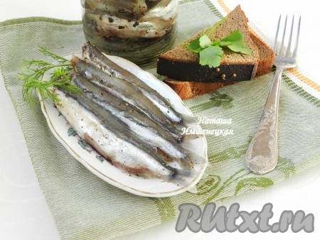 Вкусная, пикантная мойва пряного посола готова.
