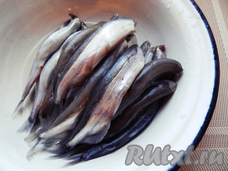 Мойву разморозить, вымыть, удалить головы и внутренности.